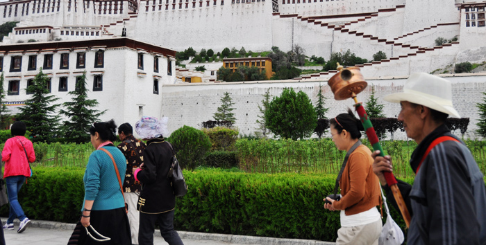 西藏转经筒风情 (14).jpg