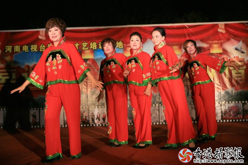 表演抬花轿.JPG