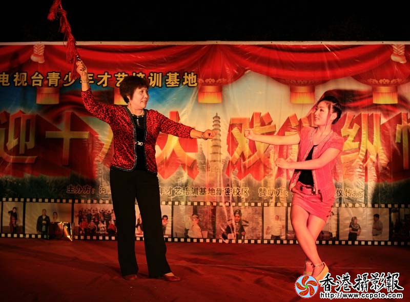 奶奶孙女同台演出.JPG
