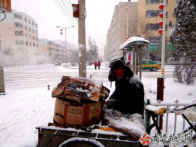 大雪中卖红薯的老人