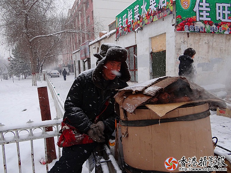 大雪中卖红薯的老人