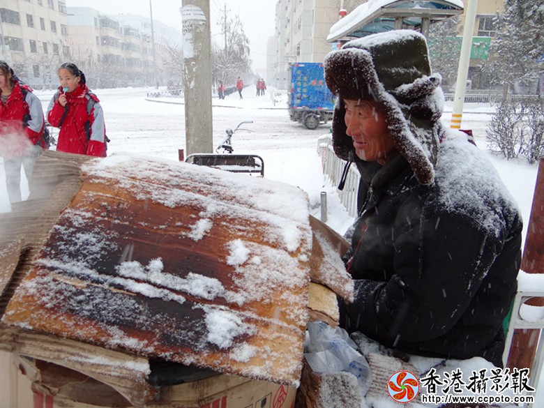 大雪中卖红薯的老人