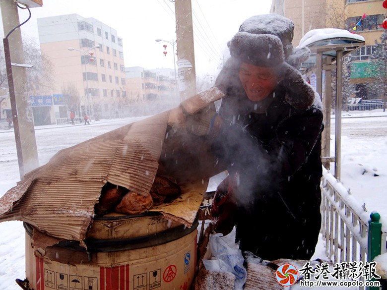 大雪中卖红薯的老人