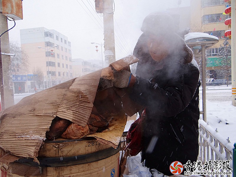 大雪中卖红薯的老人