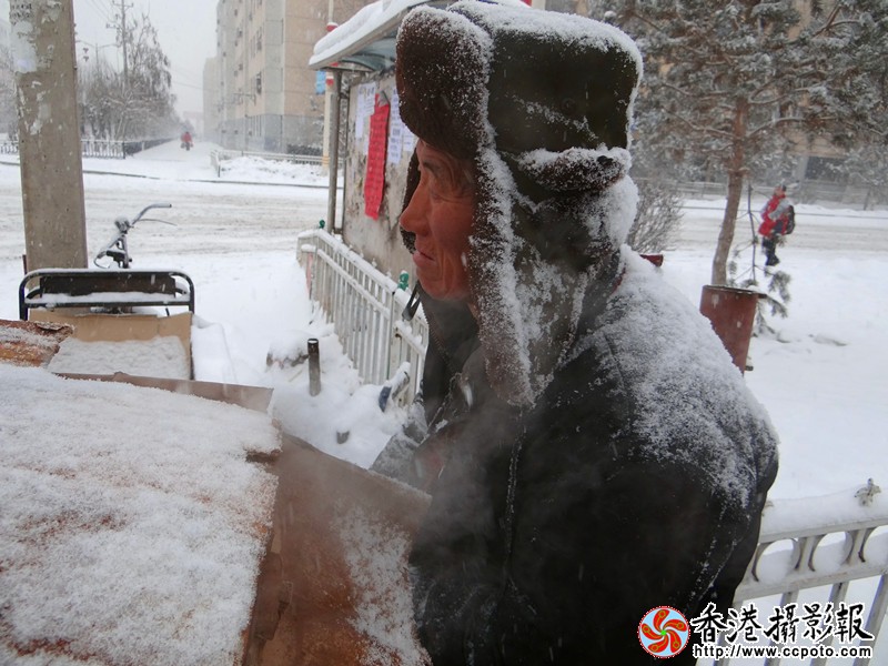 大雪中卖红薯的老人