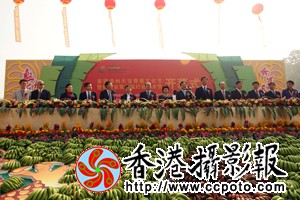 首届漳州天宝香蕉文化节和福建省第九届灯迷艺术节11月19日在水仙花故乡漳州隆重召开！大会主席台