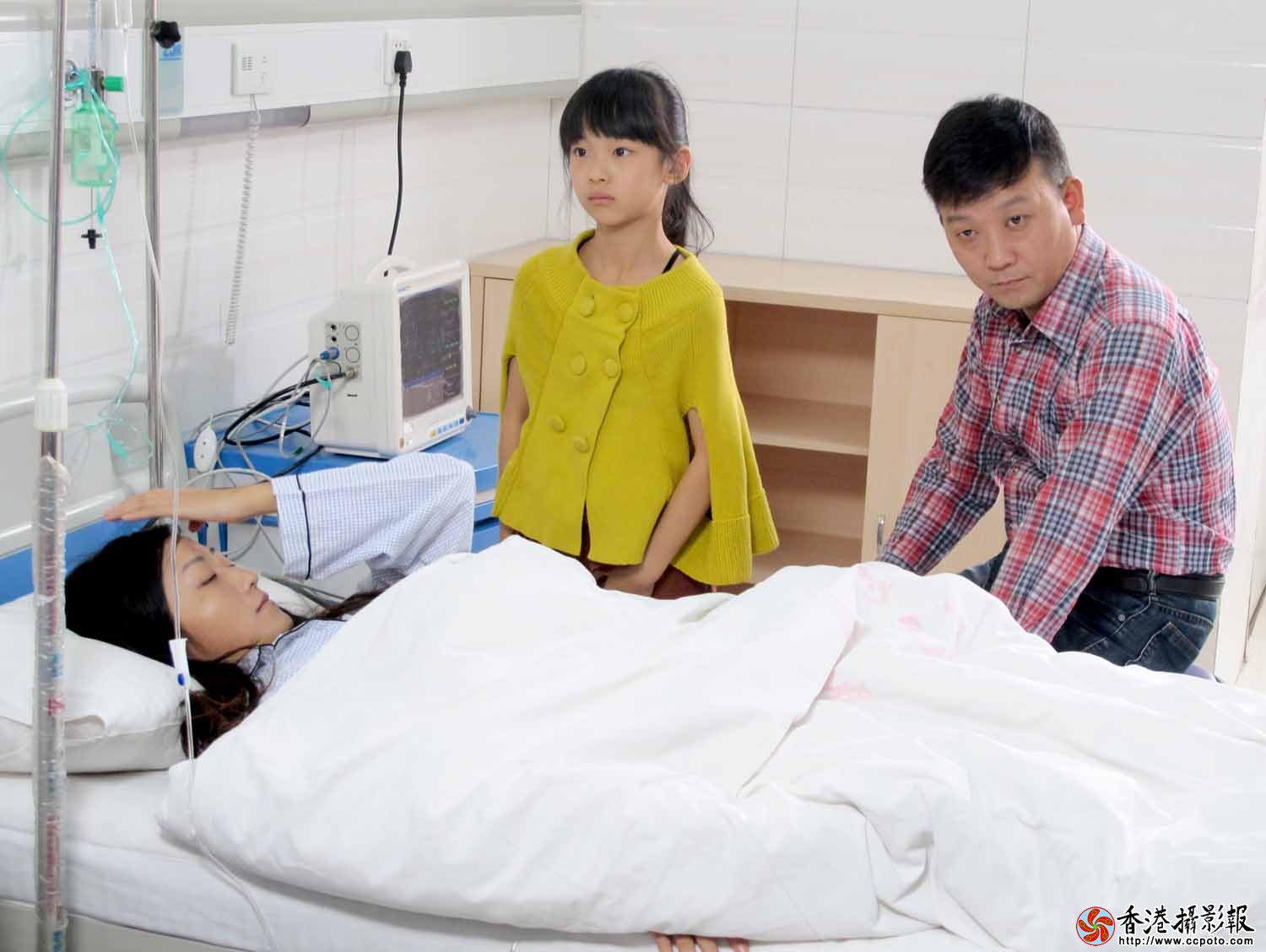 汪海洋与妻子常英华女儿贝贝在医院里.JPG