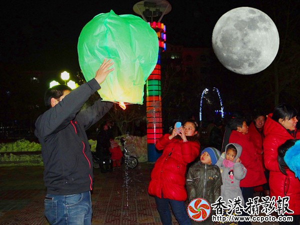元宵节的月亮礼花孔明灯
