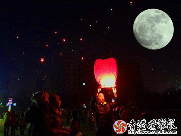 元宵节的月亮礼花孔明灯