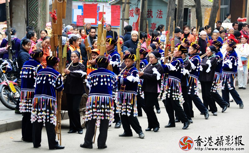 侗簇葬礼（过马路） (2).jpg