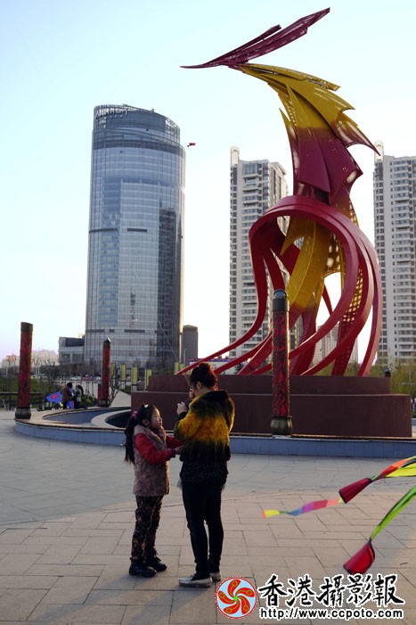 凤凰广场清明风筝3..jpg