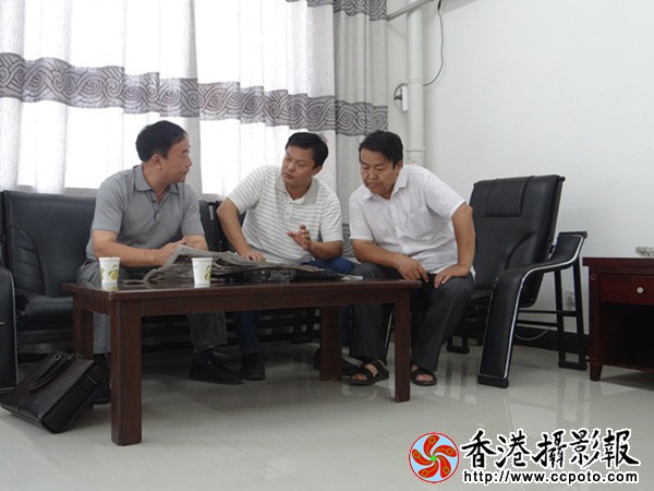 《香港摄影报》博州记者站站长马中泽、副站长黄新生与新疆艾比湖旅游股份有限公司董事长顾一峰亲切交流