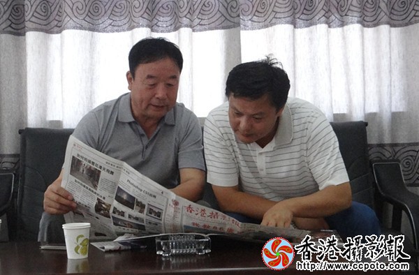 《香港摄影报》博州记者站站长马中泽向新疆艾比湖旅游股份有限公司董事长顾一峰介绍《香港摄影报》