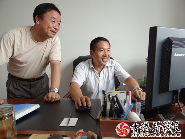 《香港摄影报》博州记者站站长马中泽向新疆艾比湖旅游股份有限公司总经理李明权介绍中摄联网站