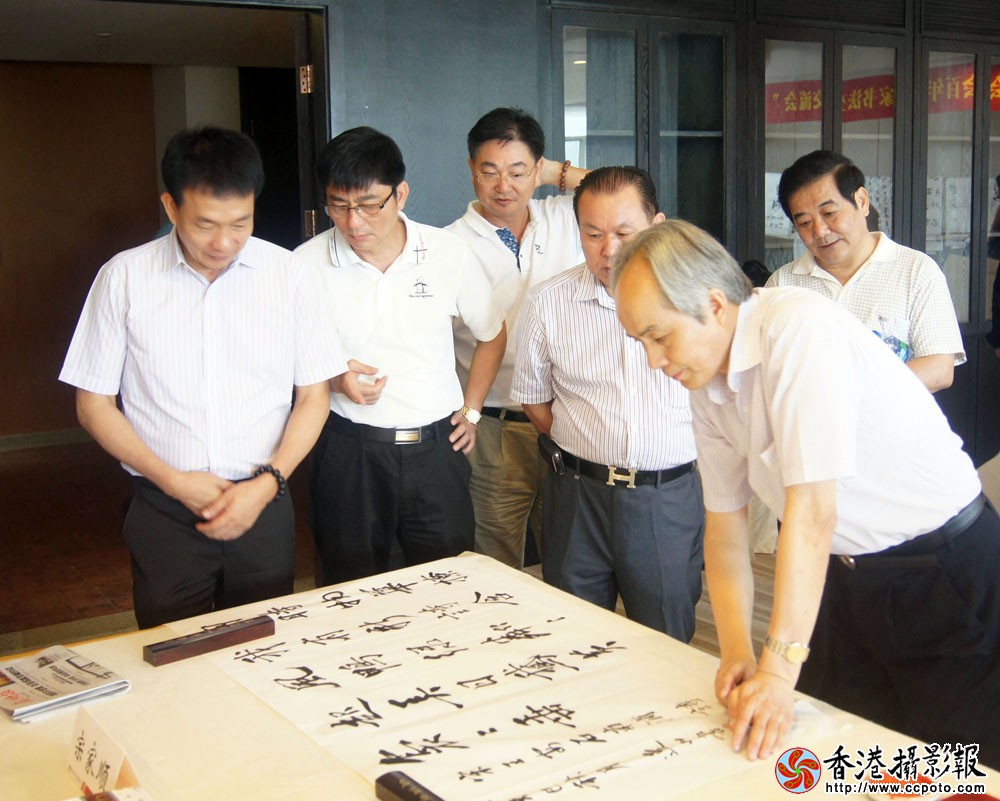 图为厦门莲福投资集团公司董事长叶水省，大顺集团柯辉从总裁在认真观赏著名书法家挥毫献墨，共贺商会百年华 ...