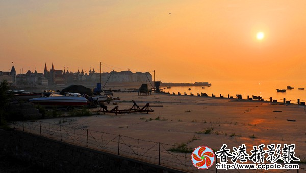 （2）晨光里的海滨浴场.JPG