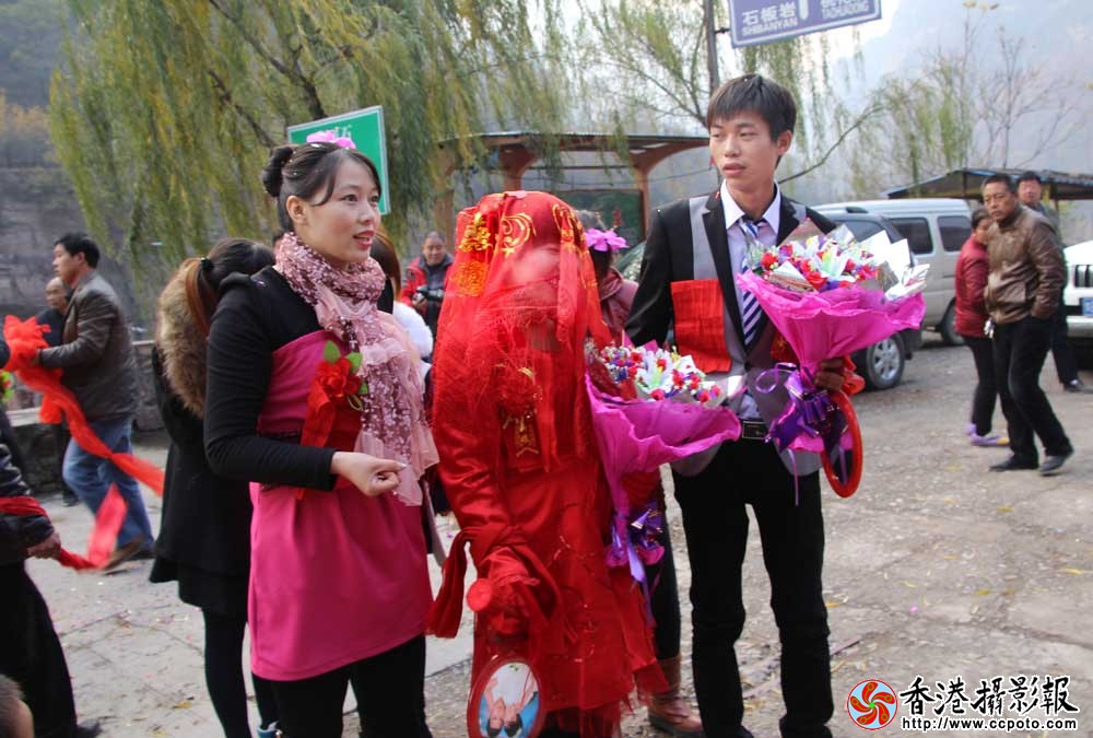 刚下车的夫妻俩.JPG