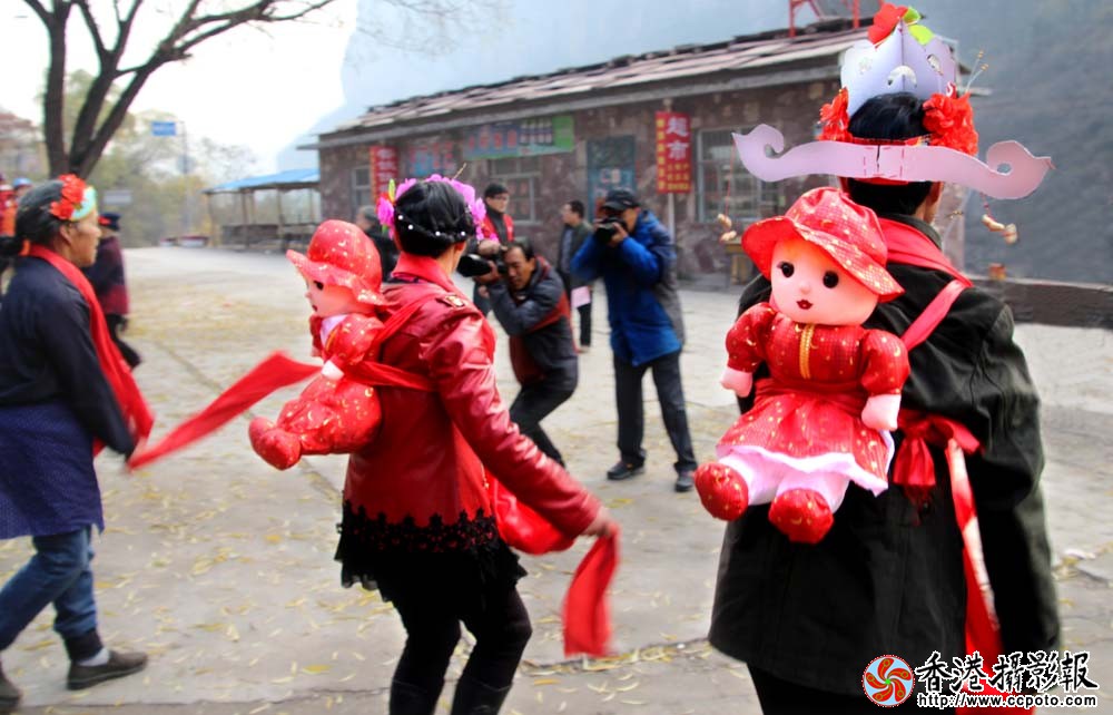 公公婆婆背布娃娃.JPG