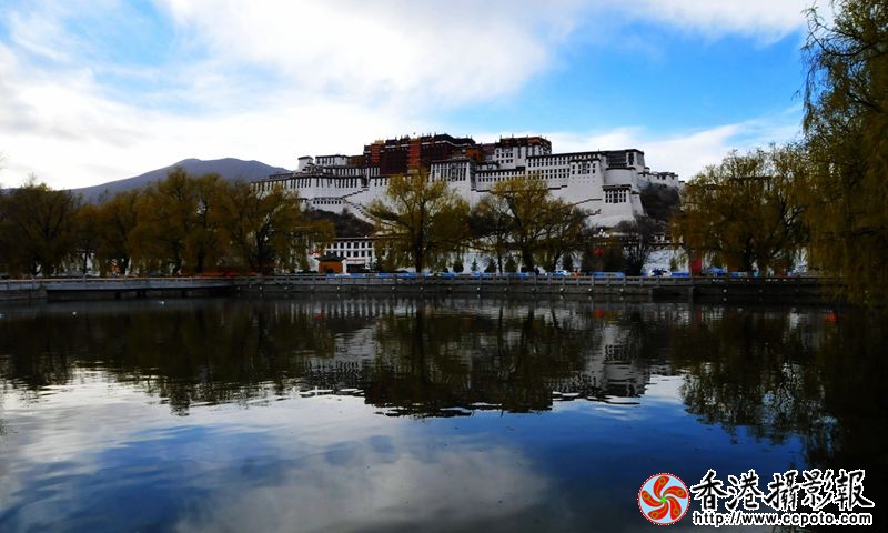 倒影辉映布达拉