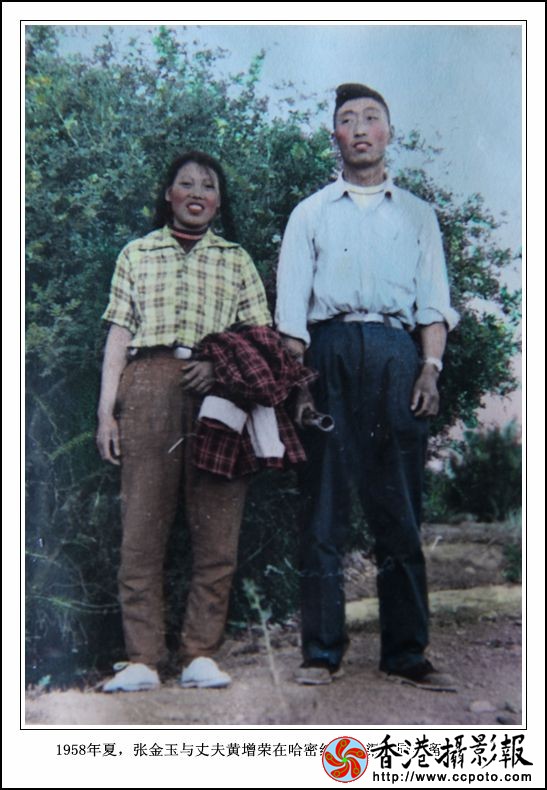 张金玉与丈夫黄增荣1958年夏天在哈密红星三渠桃树园中留影.JPG