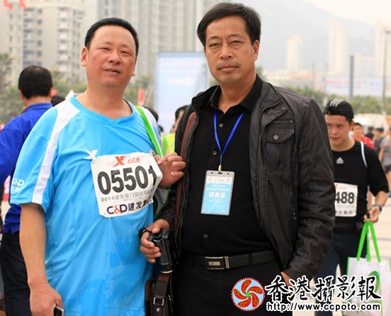 本报记者黄守义（右）赛场采访入选运动员黄杰云队长合影.JPG