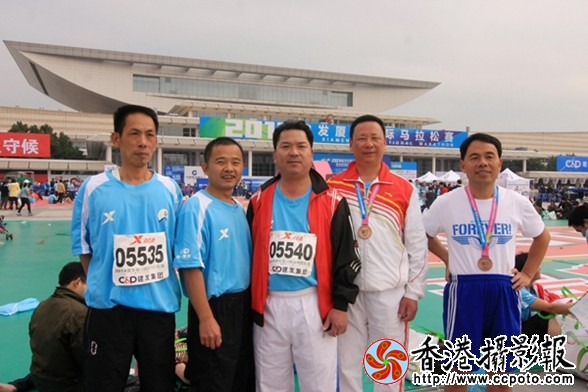 图为：2014年厦门国际马拉松赛本报朋友右起：邱毅团、黄杰云、黄志坚、陈深泉、黄国辉等.JPG