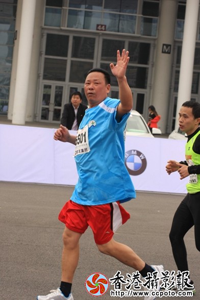 图为：本报好朋友漳州古雷港开发区黄杰云队长参加本次厦门国际马拉松大赛勇往直前 (2).JPG