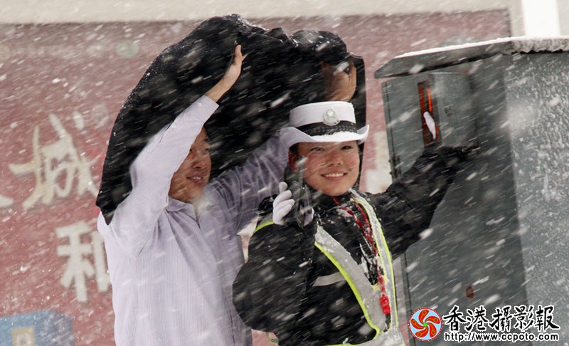 下雪女交警3_副本.jpg