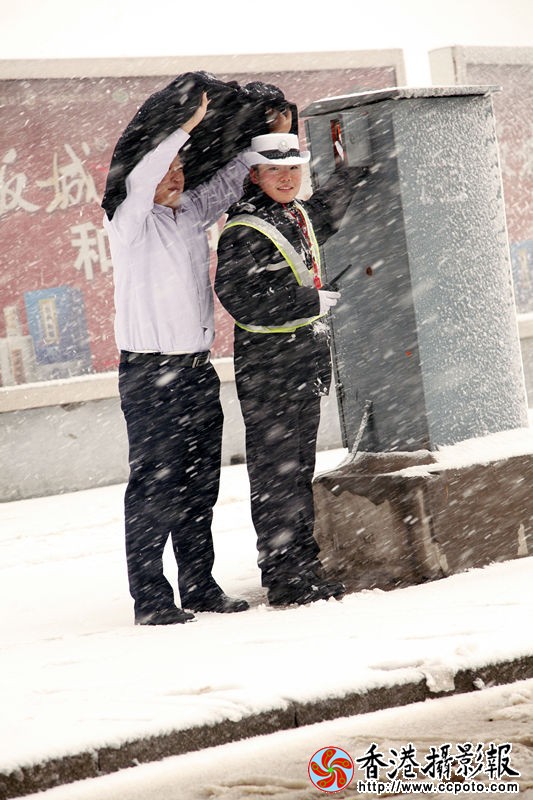 下雪女交警一_副本.jpg