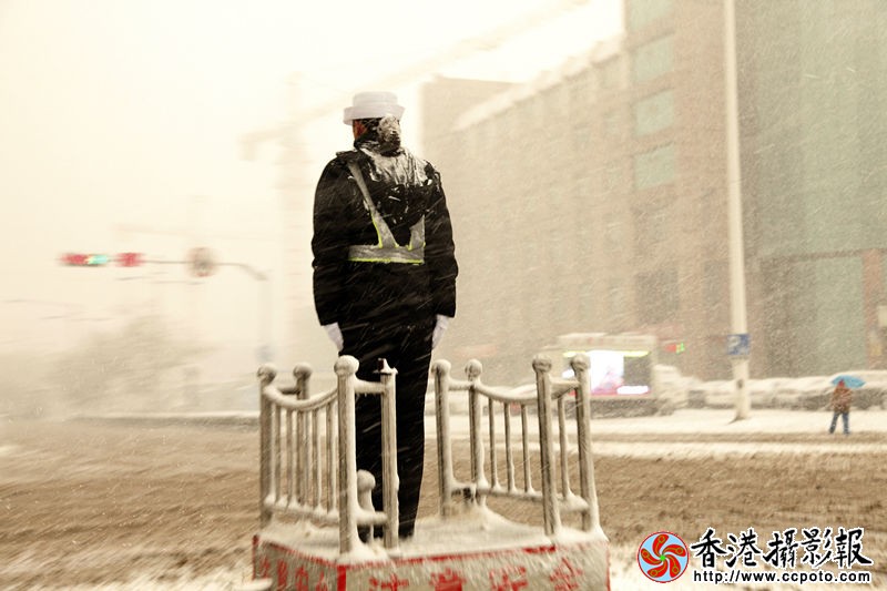 下雪女交警2_副本.jpg