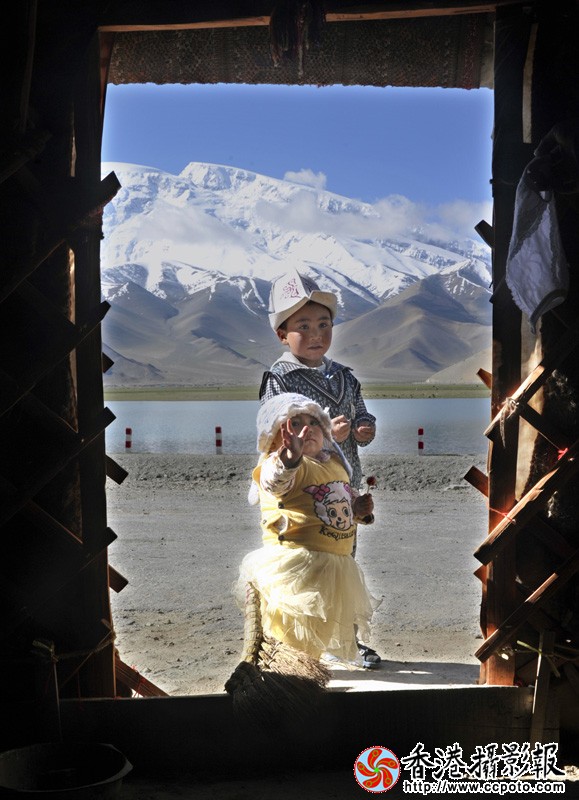雪山下的克尔克孜儿童  Keerkezi children under snow.jpg