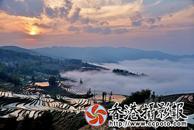 DSC_2280za云雾环山中、好似潮水湧、日照梯田上、喜看夕阳红。_调整大小.jpg
