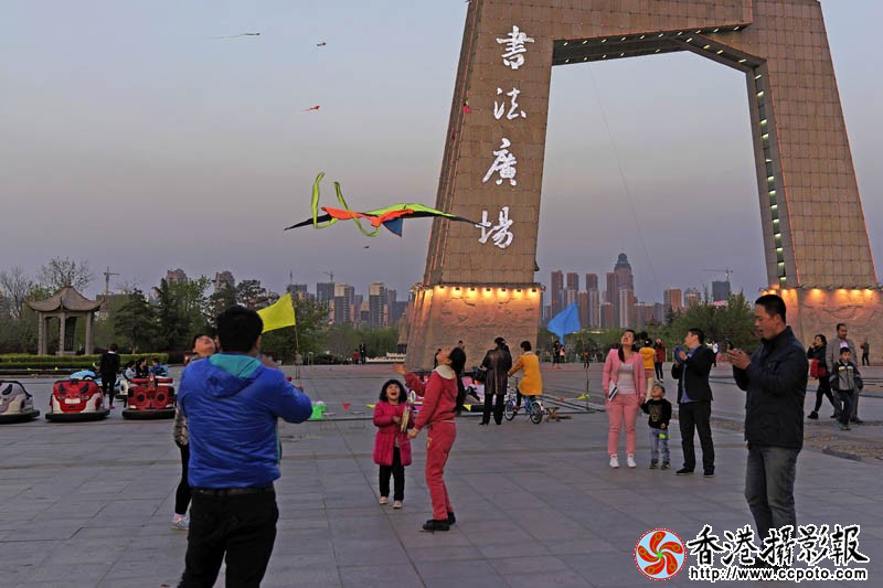 书法广场风筝会8..jpg