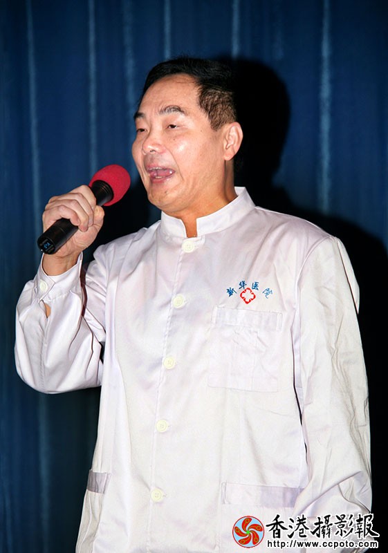 姚宁在晚会上演唱.JPG