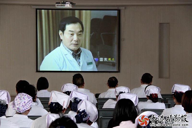 医护人员在收听收看姚宁专题片.JPG