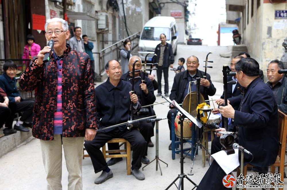 尚苟遂(前左一)在主持节目.JPG
