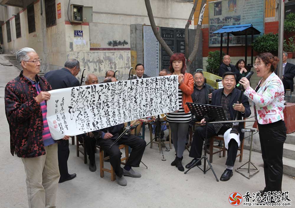 现场展示并朗诵毛主席诗词沁园春.雪.JPG