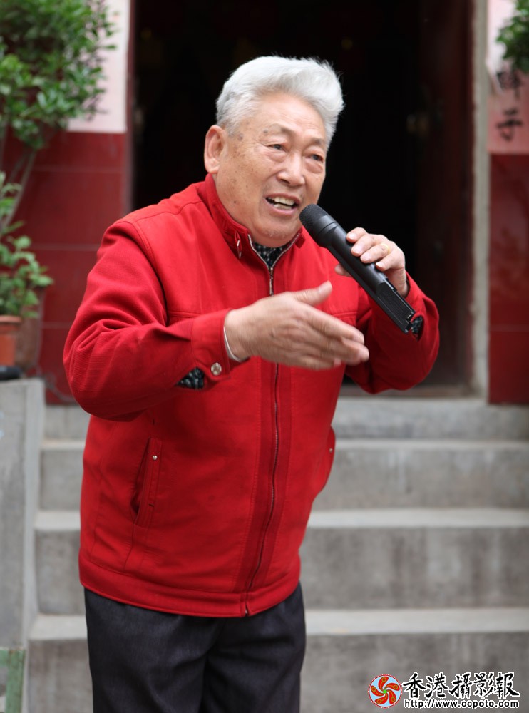 王宏儒在演唱.JPG