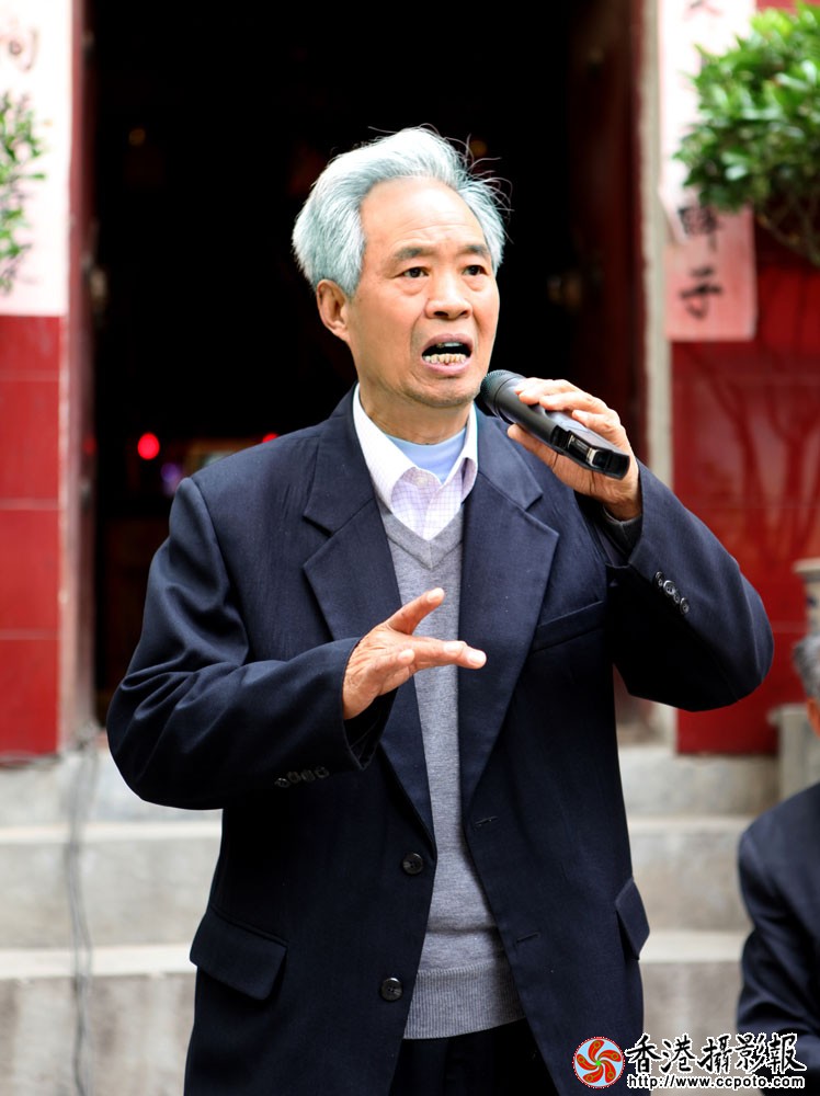 陈喜祥在演唱.JPG