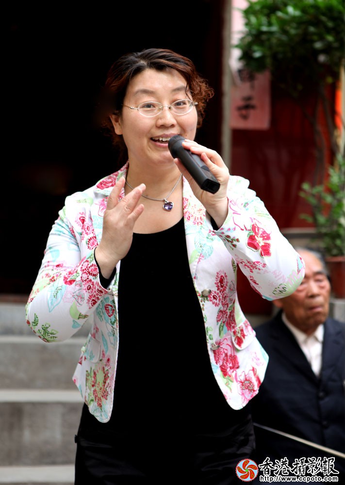杨惠玲在演唱.JPG