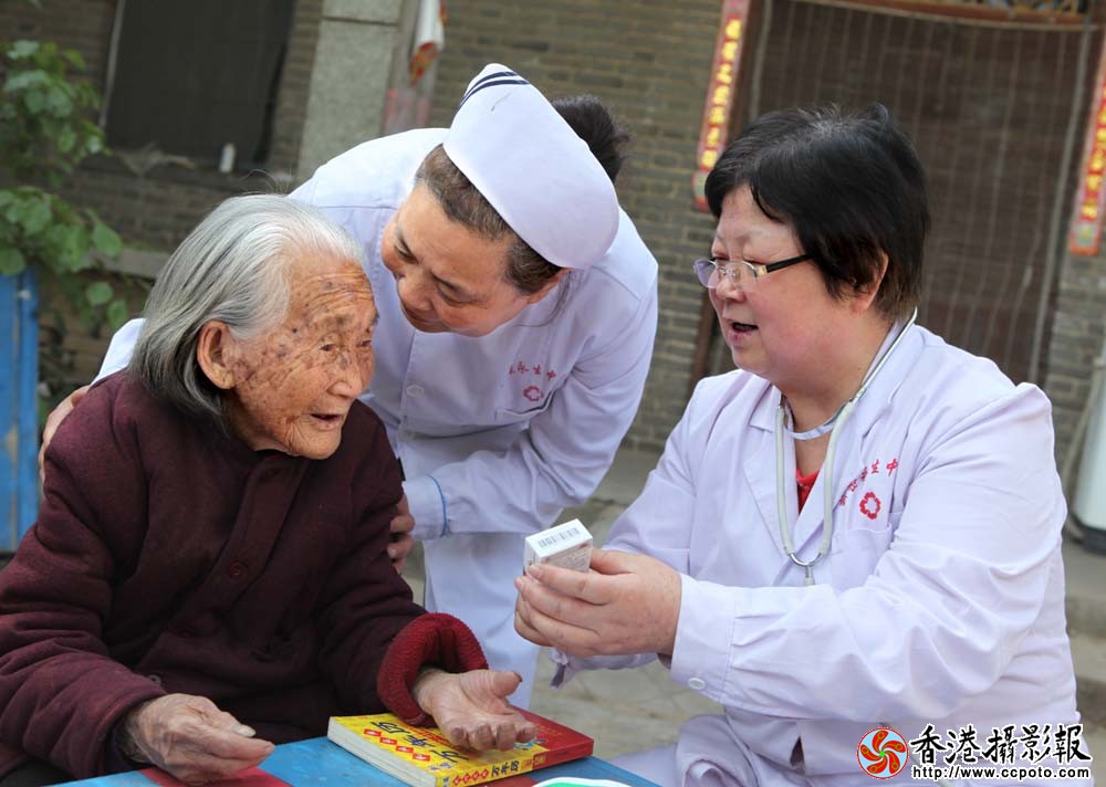 医生和护士向老人交待用药.JPG