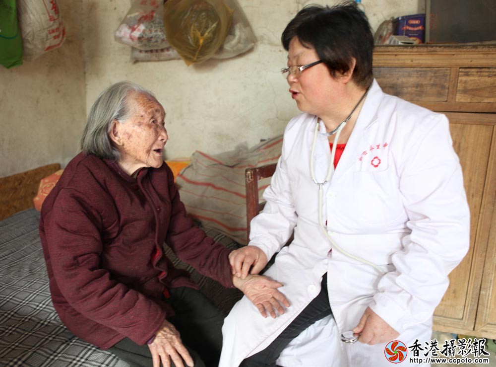 医生在老人床前.JPG