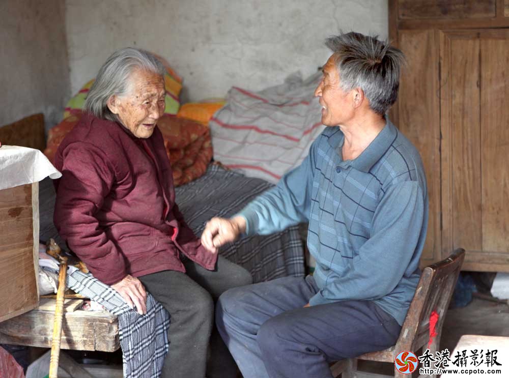 小儿子王英武在侍奉母亲.JPG
