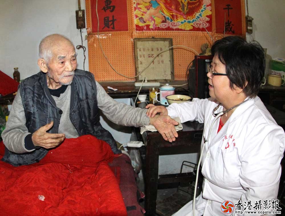 医生在床前与冯寅老人检查.JPG