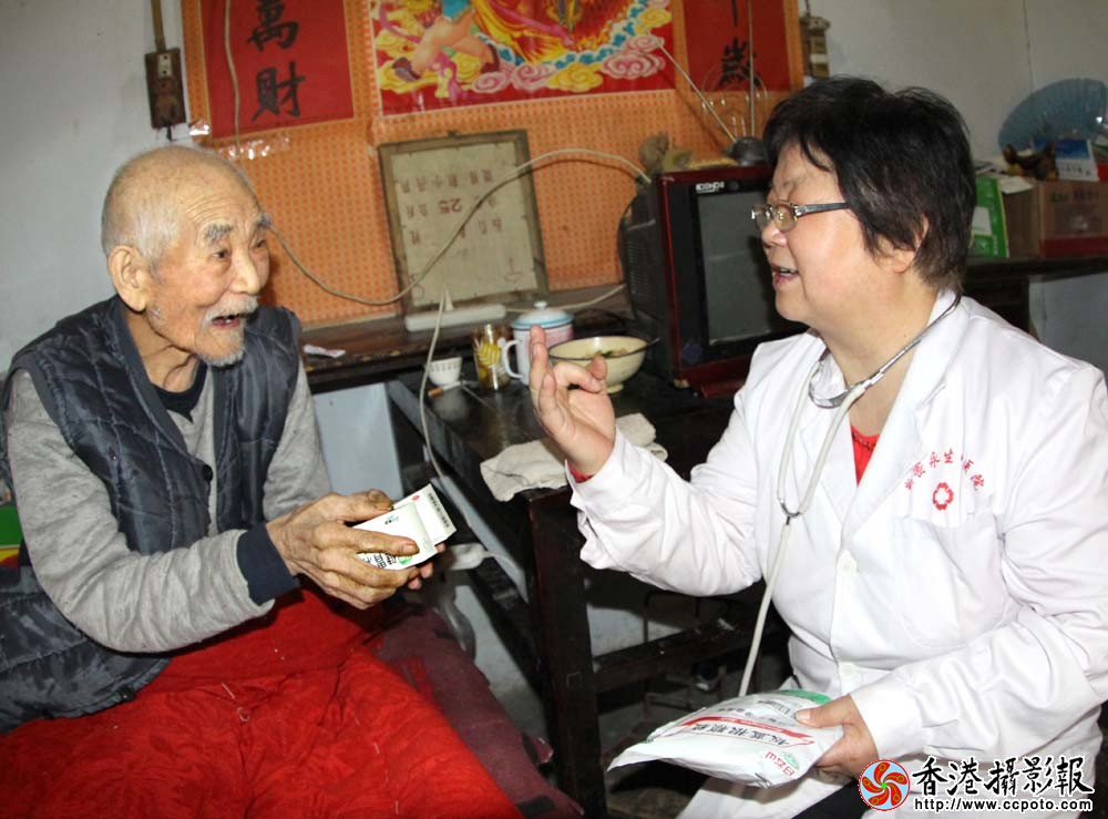 老人接过药后非常激动.JPG
