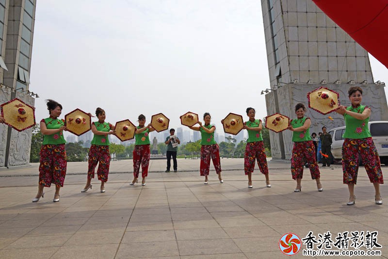 沂蒙红中老年模特表演队8..jpg