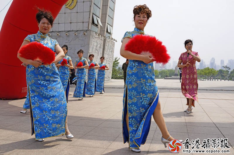 沂蒙红中老年模特表演队13..jpg