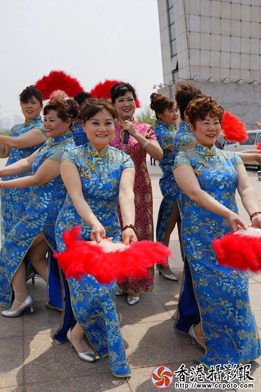 沂蒙红中老年模特表演队14..jpg
