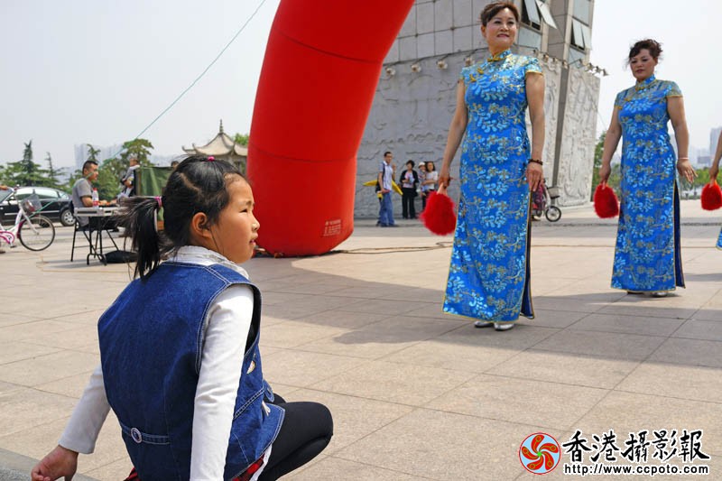 沂蒙红中老年模特表演队15..jpg