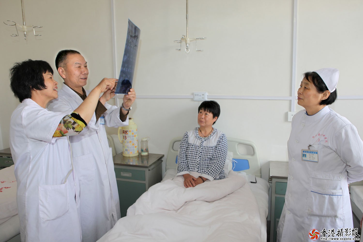 专家在为患者会诊.JPG